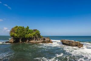 pura tanah muitos em tanah muitos têmpora, uma Rocha formação fora a indonésio ilha do bali. foto