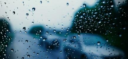 chuva chuveiro em carro parabrisa ou carro janela e embaçado estrada dentro fundo. foto