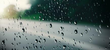 chuva chuveiro em carro parabrisa ou carro janela e embaçado estrada dentro fundo. foto