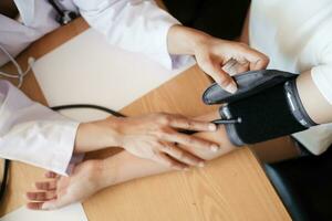 médico verificação paciente arterial sangue pressão. saúde Cuidado foto