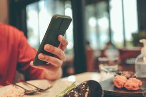 mulheres mãos segurando célula Telefone em branco cópia de espaço tela. Smartphone com em branco branco tela isolado em branco fundo . inteligente telefone com tecnologia conceito foto