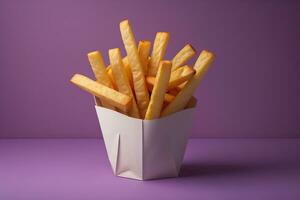 apetitoso francês fritas em a de madeira mesa, fechar-se foto