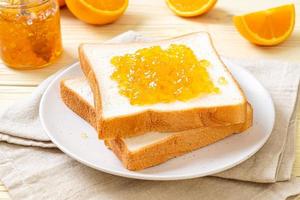 fatias de pão com geléia de laranja