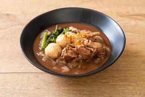 sopa de macarrão de arroz com carne de porco estufada foto