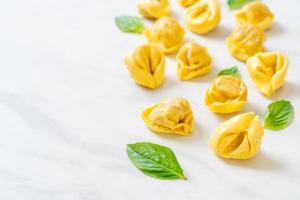 macarrão tortellini tradicional italiano foto