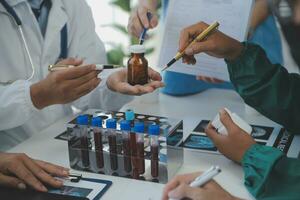 cortada imagem do bem sucedido médico médicos discutindo diagnóstico durante a conferência foto