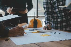 reunião de trabalho em equipe de engenharia, desenho trabalhando na reunião de projeto para o projeto que trabalha com o parceiro na construção de modelos e ferramentas de engenharia no local de trabalho, construção e conceito de estrutura. foto