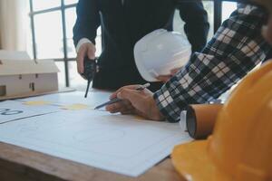 reunião de trabalho em equipe de engenharia, desenho trabalhando na reunião de projeto para o projeto que trabalha com o parceiro na construção de modelos e ferramentas de engenharia no local de trabalho, construção e conceito de estrutura. foto