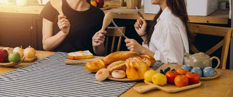 rindo grupo do diverso jovem mulher suspensão Fora às casa juntos e comendo pizza foto