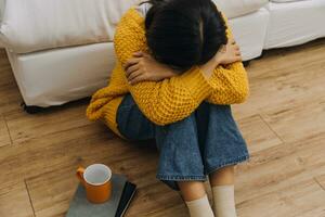 triste sério doença mulher.deprimida emoção pânico ataques sozinho doente pessoas medo estressante chorando.pare abusando doméstico violência, ajuda pessoa com saúde ansiedade,pensamento mau frustrado Exausta foto