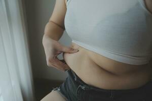 mulher gorda medindo, mulher gorda barriga gorda gordinha esporte recreação saúde perder gordura da barriga não exercício conceito foto