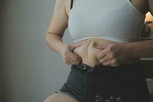 mulher gorda medindo, mulher gorda barriga gorda gordinha esporte recreação saúde perder gordura da barriga não exercício conceito foto