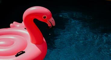 verão período de férias Diversão engraçado Rosa flamingo flutuador dentro uma natação piscina na moda verão conceito foto