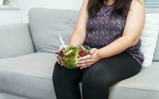 ásia excesso de peso mulher dieta peso perda comendo fresco fresco caseiro salada saudável comendo conceito obeso mulher com peso dieta estilo de vida. foto