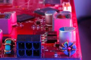 placa de circuito impresso eletrônico com componentes eletrônicos em vermelho