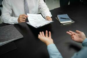 examinador lendo uma currículo durante trabalho entrevista às escritório o negócio e humano Recursos conceito. foto