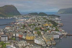 vista da cidade portuária de alesund, noruega