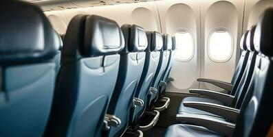 linhas do Preto couro assentos e escotilha janelas dentro comercial aeronave cabine. economia classe cadeiras do avião. generativo ai foto
