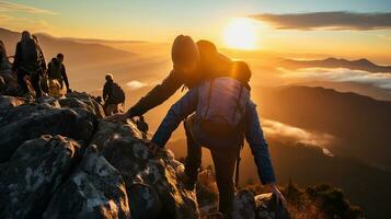 ajudando cada outro, amigo dando uma ajudando mão enquanto escalada acima em a montanha Rocha. aventura viagem conceito do amizade Apoio, suporte confiar, trabalho em equipe sucesso. foto