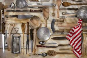 uma grupo do diferente utensílios em uma mesa foto