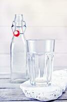uma vidro do água e uma garrafa do água foto