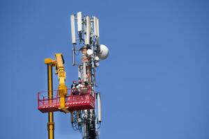 manutenção para a antena para comunicações foto