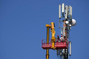 manutenção para a antena para comunicações foto