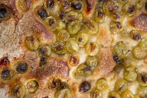 focaccia com uvas morango branco foto