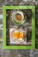 uma cenário quadro, Armação com uma sanduíche e uma copo do café foto
