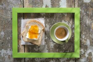 uma cenário quadro, Armação com uma sanduíche e uma copo do café foto