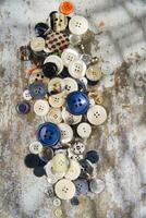 uma pilha do botões em uma mesa foto