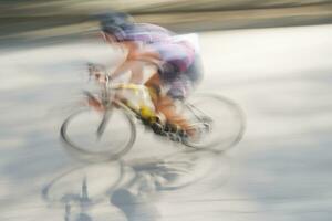 uma homem equitação uma bicicleta foto