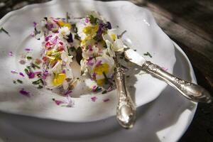 queijo de cabra com flores comestíveis foto