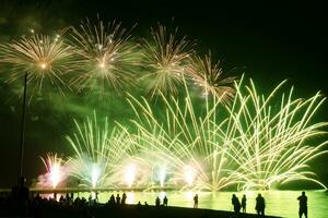 uma ampla verde e amarelo fogos de artifício exibição foto