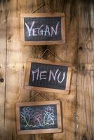 uma quadro-negro com a palavras vegano cardápio e vegano cardápio escrito em isto foto