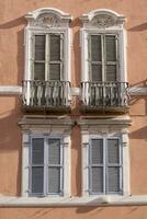 janelas dentro velho estilo foto