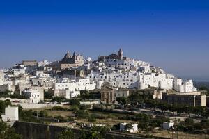 Ostuni a branco cidade foto