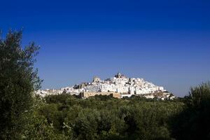 Ostuni a branco cidade foto