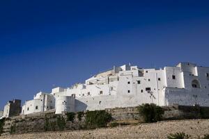 Ostuni a branco cidade foto