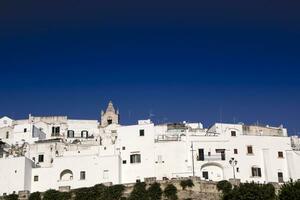 Ostuni a branco cidade foto