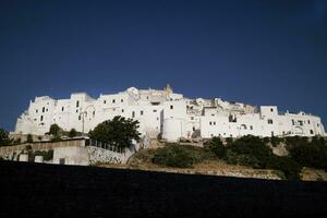 Ostuni a branco cidade foto