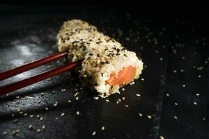 Sushi prato com pauzinhos foto