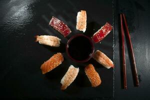 circular Sushi prato com pauzinhos foto