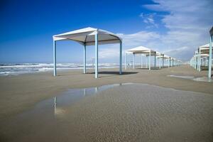 outonal Visão do a gazebos em a de praia do viareggio foto