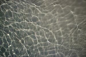 reflexão dentro cinzento água foto