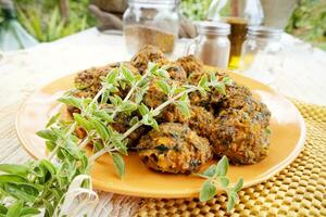 falafel preparado com cenouras e vários especiarias foto