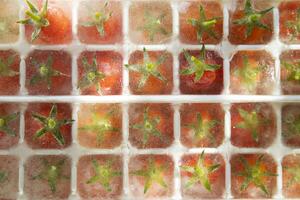 congeladas pachino tomates dentro pequeno cubos para uma refrescante aperitivo. foto