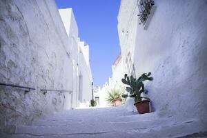 a branco ruas do Ostuni dentro Salento puglia foto