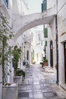 a branco ruas do Ostuni dentro Salento puglia foto