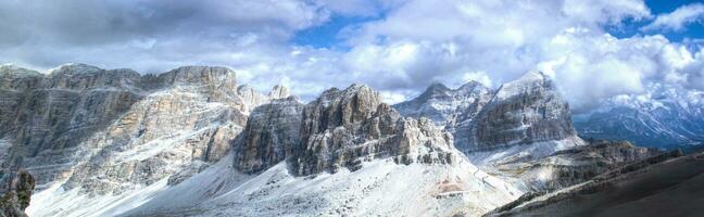 panorâmico Visão do a italiano montanhas a dolomites foto
